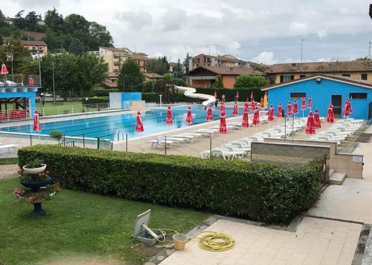 area esterna piscina comunale Casteggio centro sportivo Casteggio